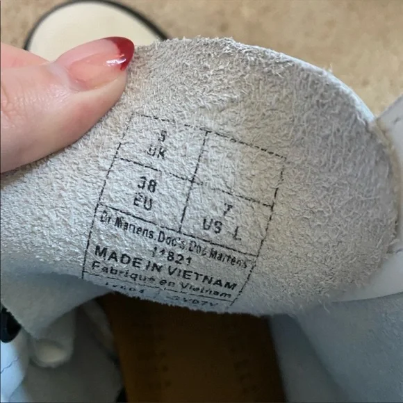 Dr Martens! Great condition! Small blemish - Picture 3 of 7